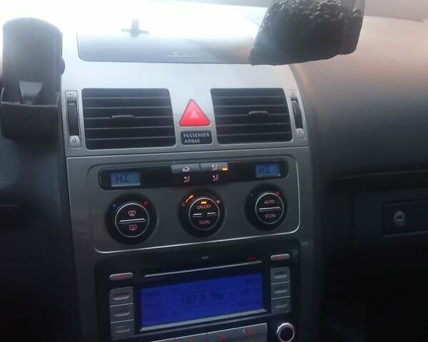 Серый Фольксваген Туран, объемом двигателя 1.9 л и пробегом 263 тыс. км за 7700 $, фото 31 на Automoto.ua