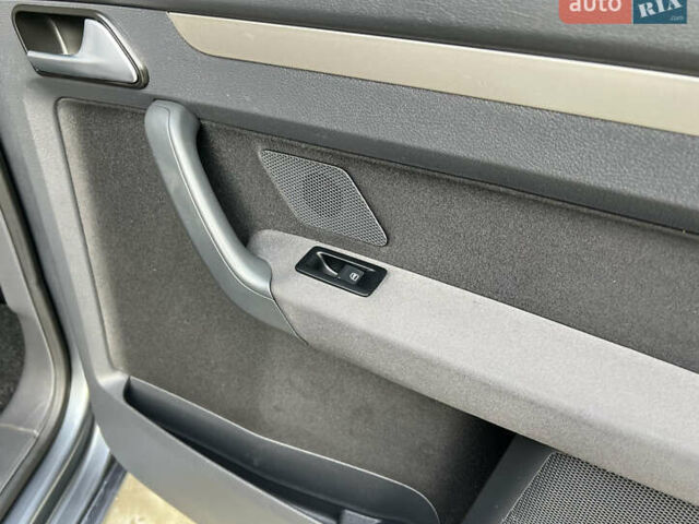 Серый Фольксваген Туран, объемом двигателя 1.6 л и пробегом 217 тыс. км за 8200 $, фото 59 на Automoto.ua