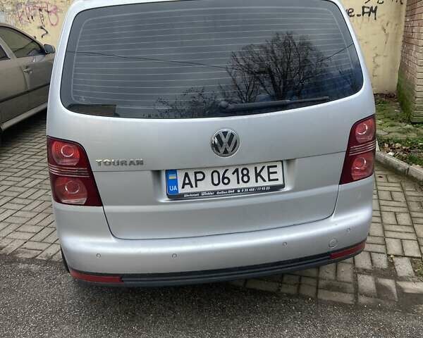 Серый Фольксваген Туран, объемом двигателя 1.4 л и пробегом 202 тыс. км за 5500 $, фото 2 на Automoto.ua