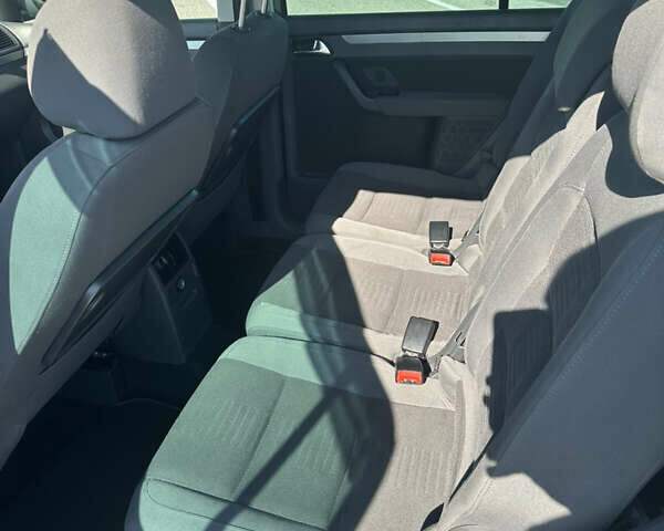 Сірий Фольксваген Туран, об'ємом двигуна 2 л та пробігом 240 тис. км за 7200 $, фото 10 на Automoto.ua