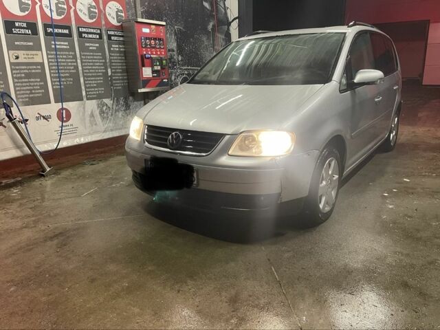 Серый Фольксваген Туран, объемом двигателя 1.9 л и пробегом 300 тыс. км за 1950 $, фото 1 на Automoto.ua