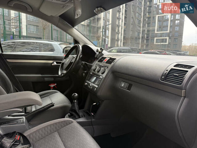 Серый Фольксваген Туран, объемом двигателя 1.9 л и пробегом 282 тыс. км за 6900 $, фото 13 на Automoto.ua