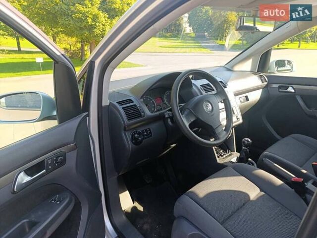 Серый Фольксваген Туран, объемом двигателя 1.6 л и пробегом 237 тыс. км за 6800 $, фото 8 на Automoto.ua