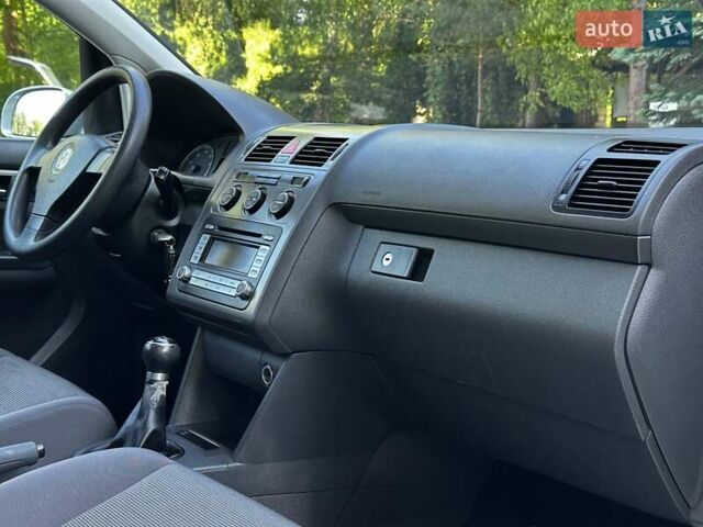 Сірий Фольксваген Туран, об'ємом двигуна 1.6 л та пробігом 230 тис. км за 6800 $, фото 83 на Automoto.ua