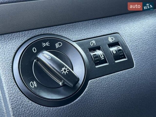 Сірий Фольксваген Туран, об'ємом двигуна 1.6 л та пробігом 230 тис. км за 6800 $, фото 69 на Automoto.ua