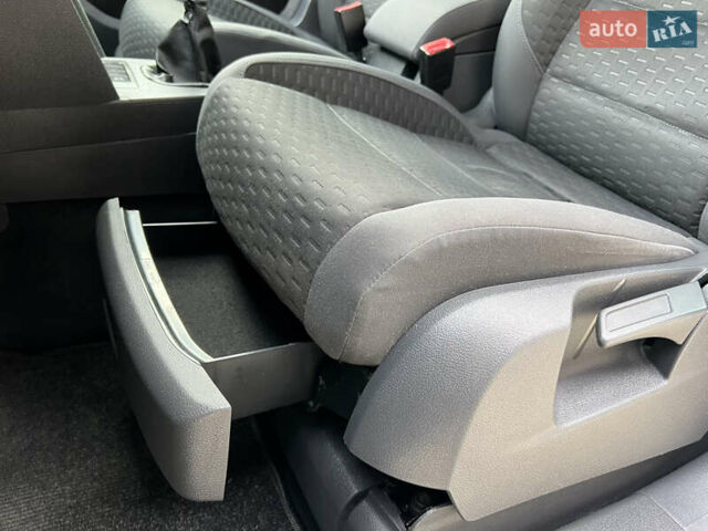 Серый Фольксваген Туран, объемом двигателя 1.6 л и пробегом 217 тыс. км за 8200 $, фото 48 на Automoto.ua