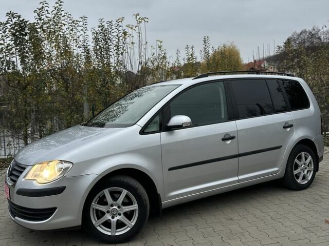 Серый Фольксваген Туран, объемом двигателя 1.6 л и пробегом 215 тыс. км за 6500 $, фото 1 на Automoto.ua