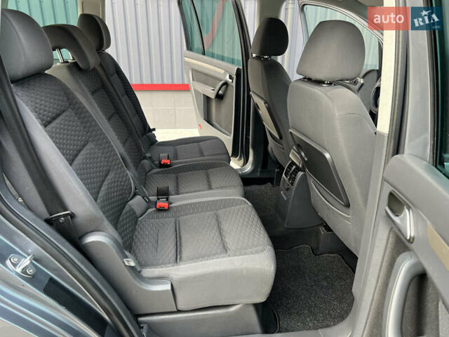 Серый Фольксваген Туран, объемом двигателя 1.6 л и пробегом 217 тыс. км за 8200 $, фото 60 на Automoto.ua