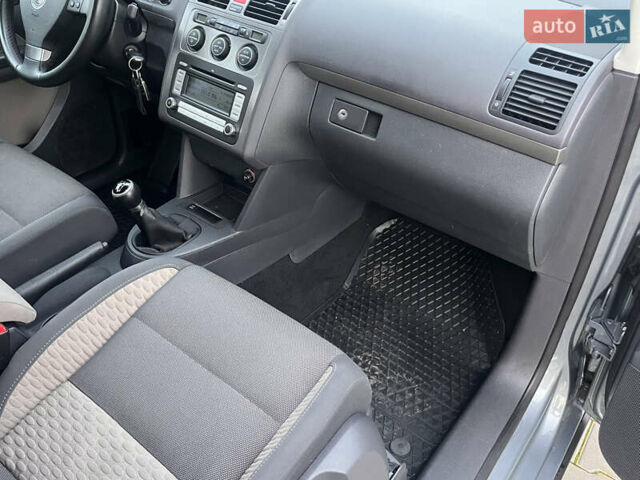 Сірий Фольксваген Туран, об'ємом двигуна 1.4 л та пробігом 48 тис. км за 8999 $, фото 41 на Automoto.ua