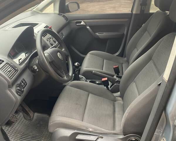 Серый Фольксваген Туран, объемом двигателя 1.6 л и пробегом 225 тыс. км за 6000 $, фото 10 на Automoto.ua