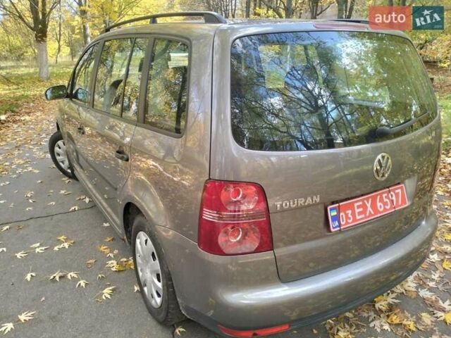 Серый Фольксваген Туран, объемом двигателя 1.6 л и пробегом 227 тыс. км за 7200 $, фото 8 на Automoto.ua