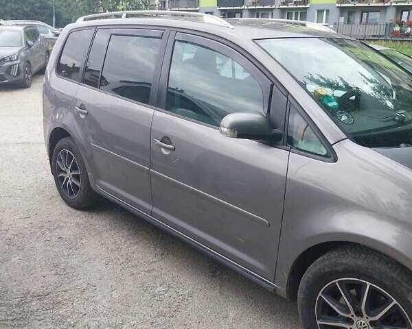 Серый Фольксваген Туран, объемом двигателя 1.9 л и пробегом 250 тыс. км за 7000 $, фото 5 на Automoto.ua