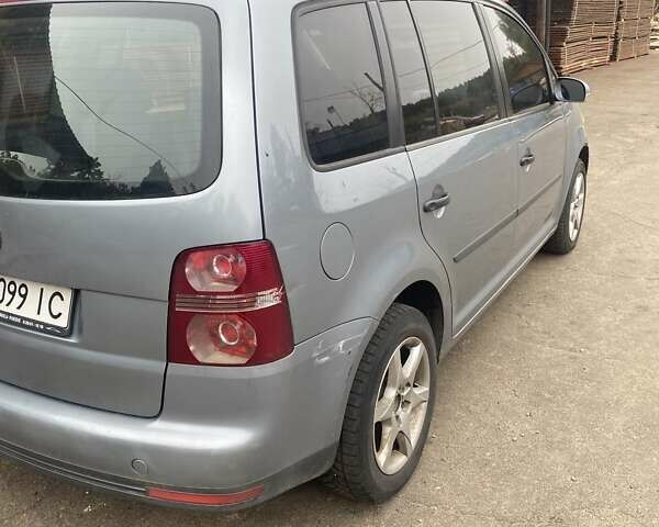 Серый Фольксваген Туран, объемом двигателя 1.6 л и пробегом 225 тыс. км за 6000 $, фото 5 на Automoto.ua