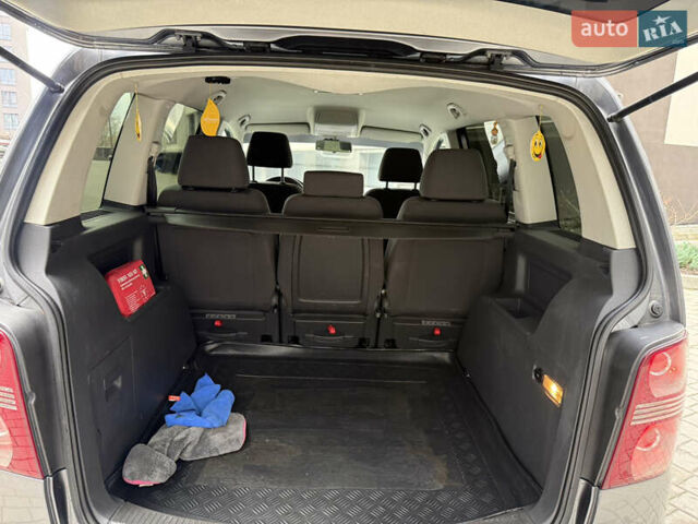 Серый Фольксваген Туран, объемом двигателя 1.9 л и пробегом 282 тыс. км за 6900 $, фото 17 на Automoto.ua