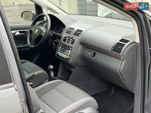 Серый Фольксваген Туран, объемом двигателя 1.6 л и пробегом 251 тыс. км за 6950 $, фото 47 на Automoto.ua