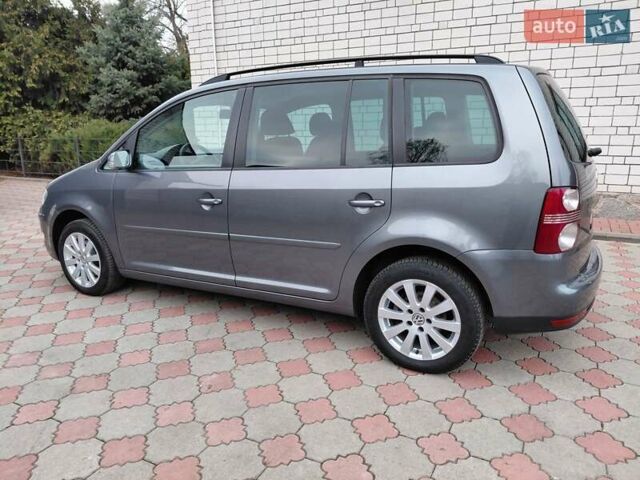 Серый Фольксваген Туран, объемом двигателя 1.6 л и пробегом 196 тыс. км за 7499 $, фото 1 на Automoto.ua