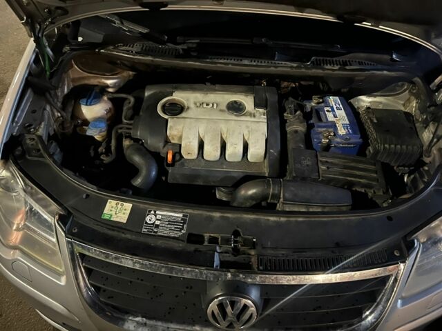 Серый Фольксваген Туран, объемом двигателя 1.9 л и пробегом 360 тыс. км за 6500 $, фото 7 на Automoto.ua