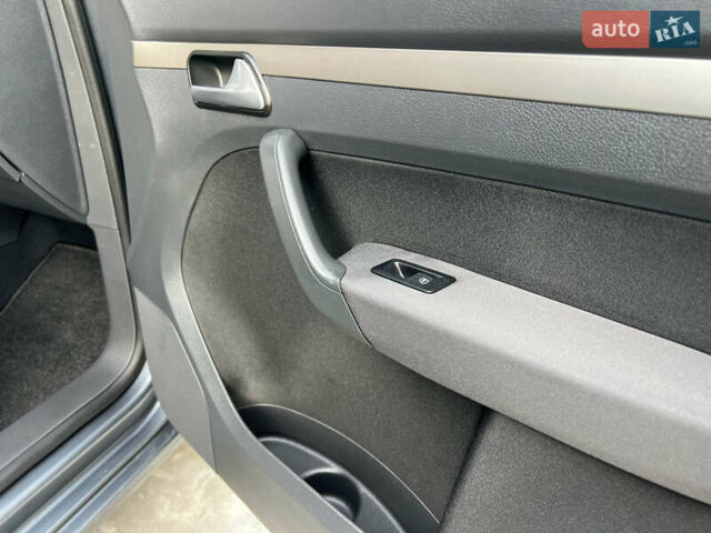 Серый Фольксваген Туран, объемом двигателя 1.6 л и пробегом 217 тыс. км за 8200 $, фото 63 на Automoto.ua