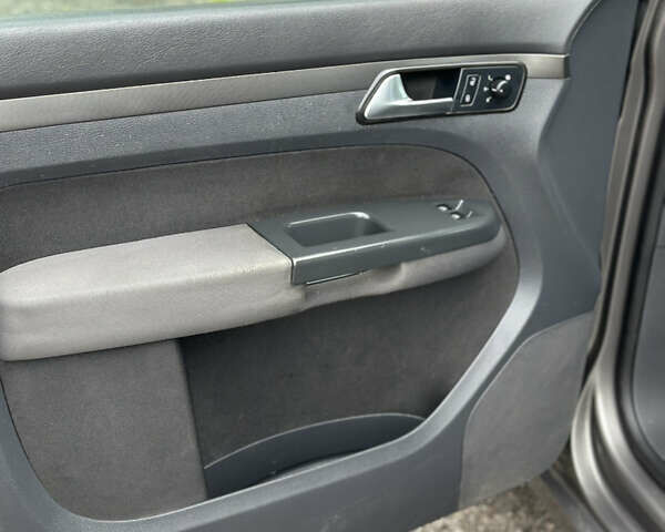 Серый Фольксваген Туран, объемом двигателя 1.4 л и пробегом 238 тыс. км за 6400 $, фото 30 на Automoto.ua