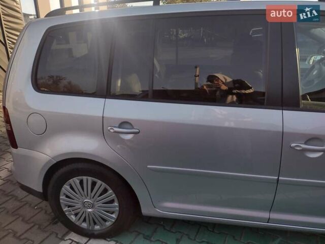 Серый Фольксваген Туран, объемом двигателя 1.6 л и пробегом 256 тыс. км за 6200 $, фото 6 на Automoto.ua