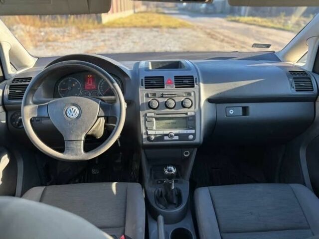 Серый Фольксваген Туран, объемом двигателя 1.9 л и пробегом 350 тыс. км за 2950 $, фото 5 на Automoto.ua
