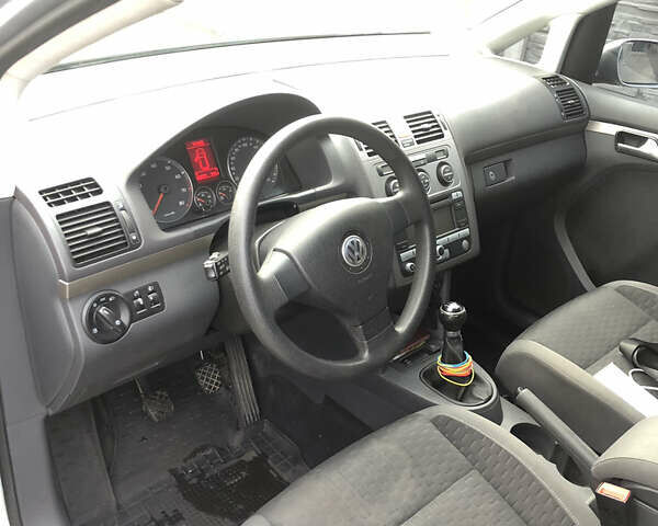 Сірий Фольксваген Туран, об'ємом двигуна 1.98 л та пробігом 360 тис. км за 5850 $, фото 7 на Automoto.ua