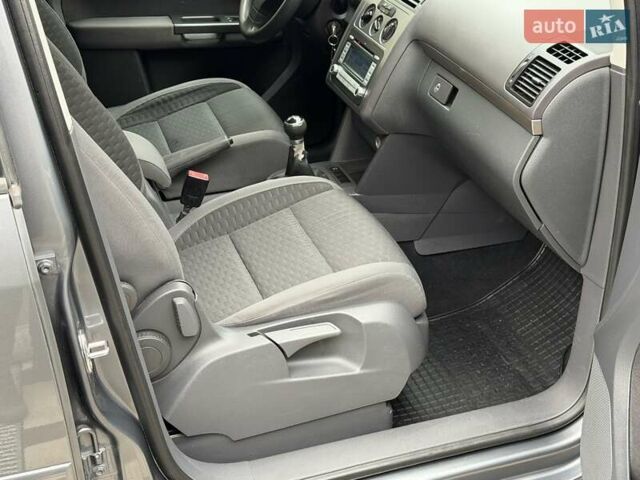 Серый Фольксваген Туран, объемом двигателя 1.6 л и пробегом 251 тыс. км за 6950 $, фото 46 на Automoto.ua