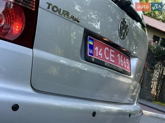 Сірий Фольксваген Туран, об'ємом двигуна 1.6 л та пробігом 230 тис. км за 6750 $, фото 57 на Automoto.ua