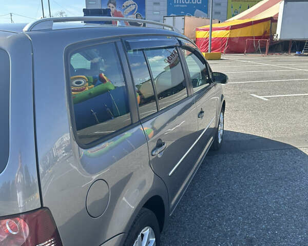 Сірий Фольксваген Туран, об'ємом двигуна 2 л та пробігом 240 тис. км за 7200 $, фото 4 на Automoto.ua