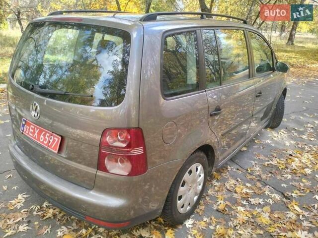 Серый Фольксваген Туран, объемом двигателя 1.6 л и пробегом 227 тыс. км за 7200 $, фото 2 на Automoto.ua