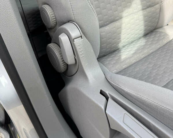 Серый Фольксваген Туран, объемом двигателя 1.6 л и пробегом 199 тыс. км за 7699 $, фото 48 на Automoto.ua