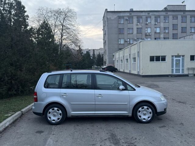 Серый Фольксваген Туран, объемом двигателя 1.9 л и пробегом 250 тыс. км за 3450 $, фото 4 на Automoto.ua