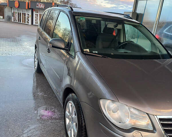 Серый Фольксваген Туран, объемом двигателя 1.9 л и пробегом 250 тыс. км за 7700 $, фото 1 на Automoto.ua