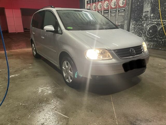 Серый Фольксваген Туран, объемом двигателя 1.9 л и пробегом 300 тыс. км за 1950 $, фото 4 на Automoto.ua