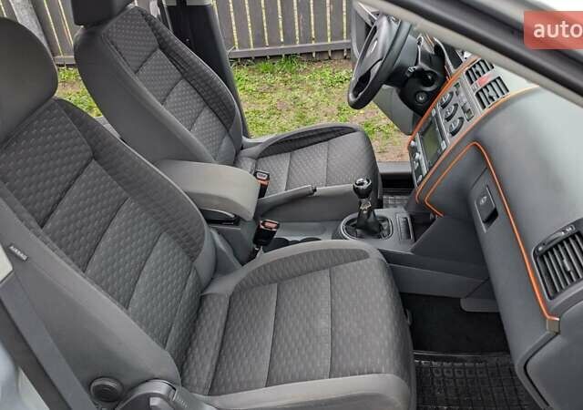 Серый Фольксваген Туран, объемом двигателя 1.39 л и пробегом 211 тыс. км за 5500 $, фото 5 на Automoto.ua