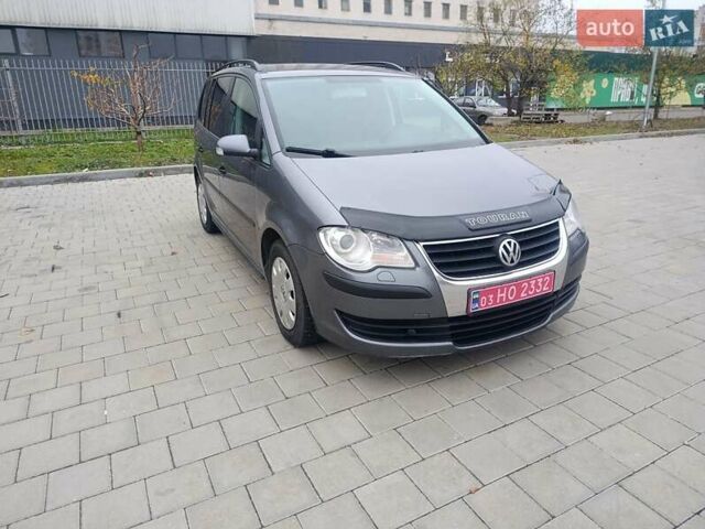 Серый Фольксваген Туран, объемом двигателя 1.6 л и пробегом 224 тыс. км за 7300 $, фото 2 на Automoto.ua