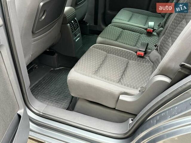 Серый Фольксваген Туран, объемом двигателя 1.6 л и пробегом 251 тыс. км за 6950 $, фото 32 на Automoto.ua