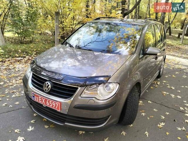 Серый Фольксваген Туран, объемом двигателя 1.6 л и пробегом 227 тыс. км за 7200 $, фото 7 на Automoto.ua