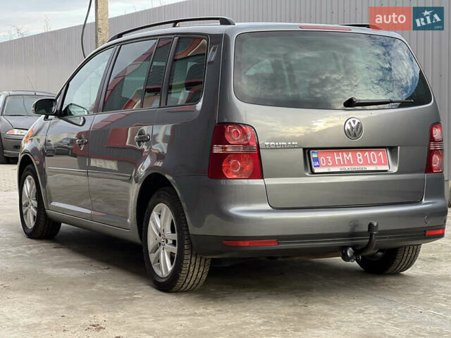 Серый Фольксваген Туран, объемом двигателя 1.6 л и пробегом 217 тыс. км за 8200 $, фото 3 на Automoto.ua