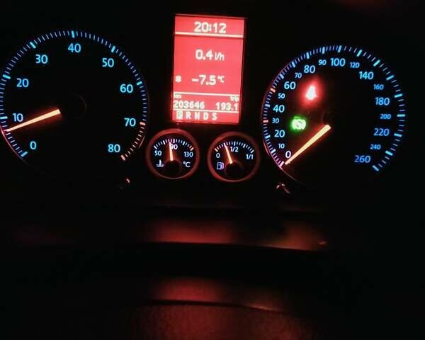 Серый Фольксваген Туран, объемом двигателя 1.4 л и пробегом 203 тыс. км за 7200 $, фото 1 на Automoto.ua