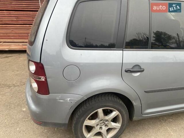 Серый Фольксваген Туран, объемом двигателя 1.6 л и пробегом 225 тыс. км за 6000 $, фото 7 на Automoto.ua