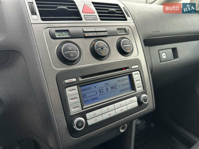 Серый Фольксваген Туран, объемом двигателя 1.6 л и пробегом 215 тыс. км за 6800 $, фото 30 на Automoto.ua