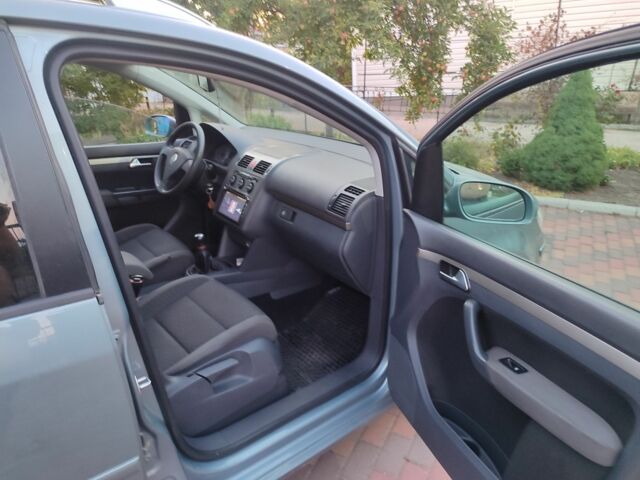 Серый Фольксваген Туран, объемом двигателя 1.4 л и пробегом 246 тыс. км за 6900 $, фото 2 на Automoto.ua