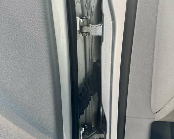 Серый Фольксваген Туран, объемом двигателя 1.6 л и пробегом 199 тыс. км за 7699 $, фото 11 на Automoto.ua