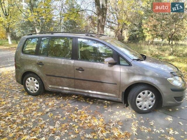 Серый Фольксваген Туран, объемом двигателя 1.6 л и пробегом 227 тыс. км за 7200 $, фото 1 на Automoto.ua