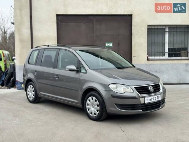 Серый Фольксваген Туран, объемом двигателя 1.6 л и пробегом 232 тыс. км за 7200 $, фото 1 на Automoto.ua
