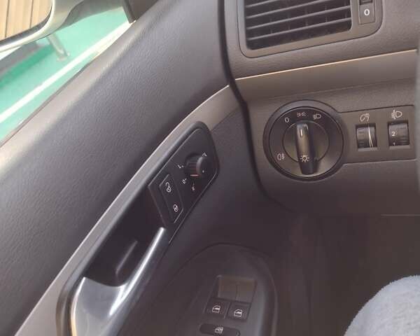 Серый Фольксваген Туран, объемом двигателя 1.6 л и пробегом 256 тыс. км за 6200 $, фото 20 на Automoto.ua