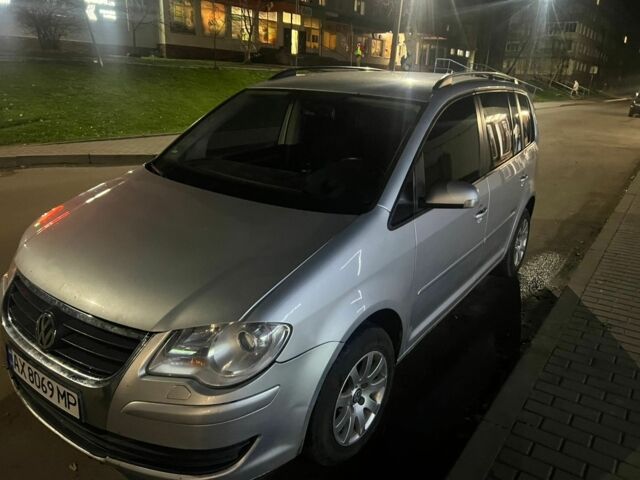 Серый Фольксваген Туран, объемом двигателя 1.9 л и пробегом 360 тыс. км за 6500 $, фото 3 на Automoto.ua