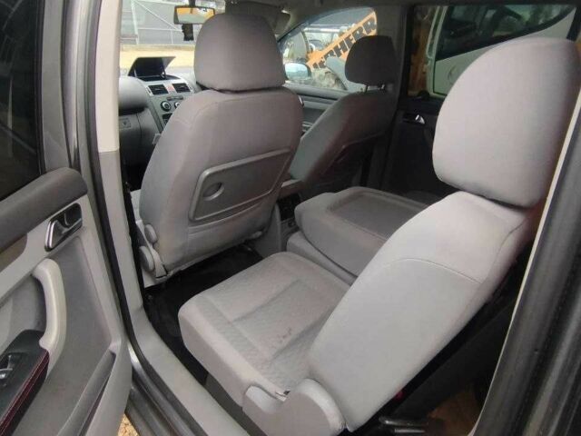 Серый Фольксваген Туран, объемом двигателя 1.9 л и пробегом 250 тыс. км за 3400 $, фото 7 на Automoto.ua