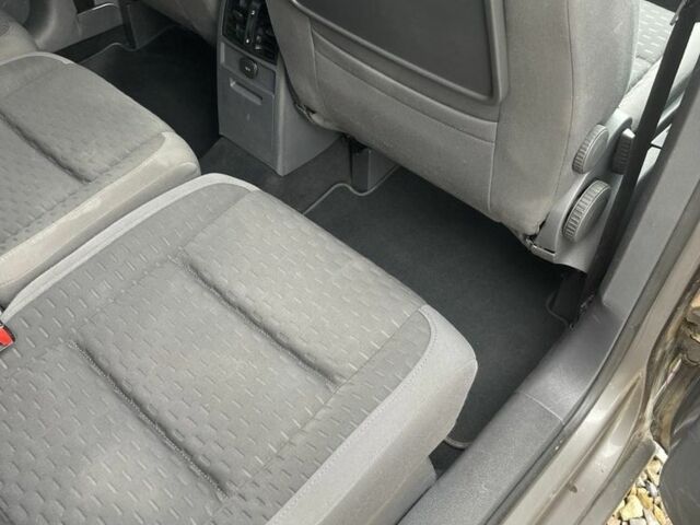 Серый Фольксваген Туран, объемом двигателя 1.6 л и пробегом 180 тыс. км за 2500 $, фото 6 на Automoto.ua